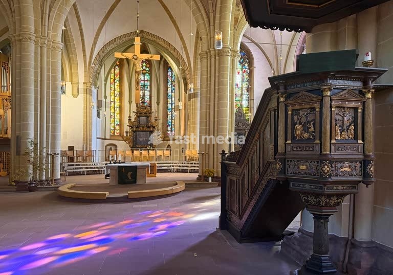 St. Nicolai, evangelisch-lutherische Stadtpfarrkirche, Innenraumaufnahme mit Kanzel und Altarraum, Lemgo, Nordrhein-Westfalen, Deutschland, Europa