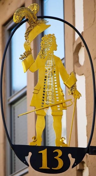 Goldenes, traditionelles Nasenschild an den Steinbachhaeusern, ehemaliges Textilkaufhaus, Detail, Lemgo, Nordrhein-Westfalen, Deutschland, Europa