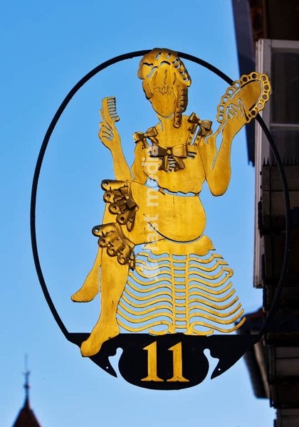 Goldenes, traditionelles Nasenschild an den Steinbachhaeusern, ehemaliges Textilkaufhaus, Detail, Lemgo, Nordrhein-Westfalen, Deutschland, Europa