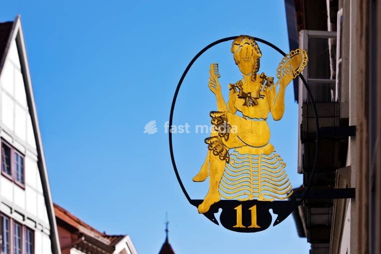 Goldenes, traditionelles Nasenschild an den Steinbachhaeusern, ehemaliges Textilkaufhaus, Detail, Lemgo, Nordrhein-Westfalen, Deutschland, Europa