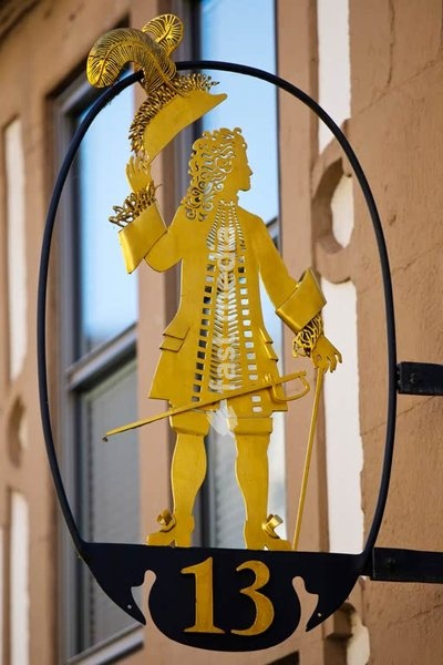 Goldenes, traditionelles Nasenschild an den Steinbachhaeusern, ehemaliges Textilkaufhaus, Detail, Lemgo, Nordrhein-Westfalen, Deutschland, Europa