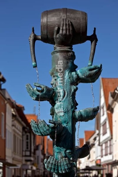 Kanzlerbrunnen am Ostertor von dem Bildhauer Bonifatius Stirnberg, Streit um ein Fass Bier aus der Stadtgeschichte um 1600, Lemgo, Detail, Deutschland, Europa