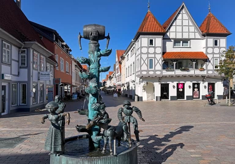 Kanzlerbrunnen am Ostertor von dem Bildhauer Bonifatius Stirnberg, Streit um ein Fass Bier aus der Stadtgeschichte um 1600, Lemgo, Deutschland, Europa
