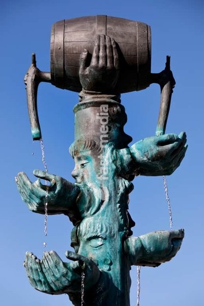Kanzlerbrunnen am Ostertor von dem Bildhauer Bonifatius Stirnberg, Streit um ein Fass Bier aus der Stadtgeschichte um 1600, Lemgo, Detail, Deutschland, Europa