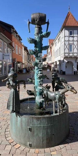 Kanzlerbrunnen am Ostertor von dem Bildhauer Bonifatius Stirnberg, Streit um ein Fass Bier aus der Stadtgeschichte um 1600, Lemgo, Deutschland, Europa