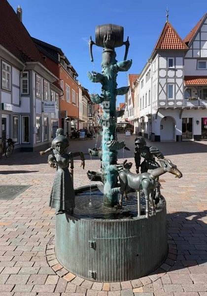 Kanzlerbrunnen am Ostertor von dem Bildhauer Bonifatius Stirnberg, Streit um ein Fass Bier aus der Stadtgeschichte um 1600, Lemgo, Deutschland, Europa