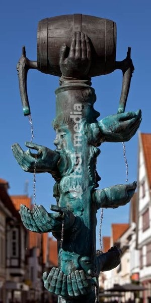 Kanzlerbrunnen am Ostertor von dem Bildhauer Bonifatius Stirnberg, Streit um ein Fass Bier aus der Stadtgeschichte um 1600, Lemgo, Deutschland, Europa