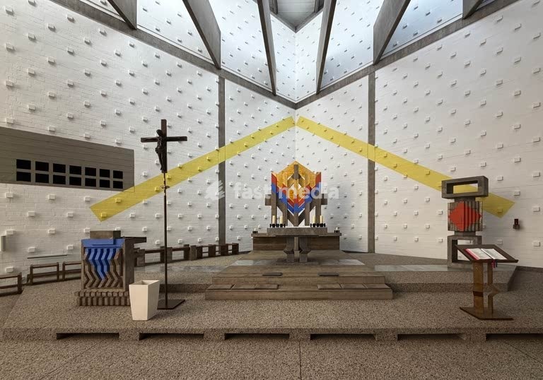 Katholische Heilig-Geist-Kirche von dem Architekten Joachim G. Hanke entworfen mit einem Farbkonzept von Otto Herbert Hajek, Lemgo, Deutschland, Europa