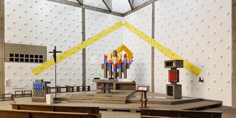 Katholische Heilig-Geist-Kirche von dem Architekten Joachim G. Hanke entworfen mit einem Farbkonzept von Otto Herbert Hajek, Lemgo, Deutschland, Europa