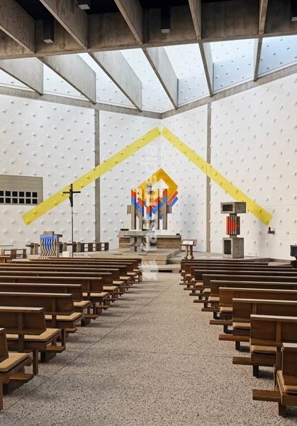 Katholische Heilig-Geist-Kirche von dem Architekten Joachim G. Hanke entworfen mit einem Farbkonzept von Otto Herbert Hajek, Lemgo, Deutschland, Europa