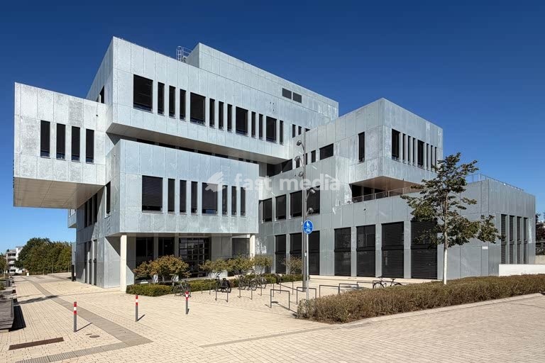 Lemgo, Innovation Campus Lemgo, Technology Centre for the Digital Economy and University. Here is the InnovationSpinn building: an interdisciplinary think tank, meeting place and incubator for small and medium-sized enterprises, the skilled trades, science and education. The building was completed…