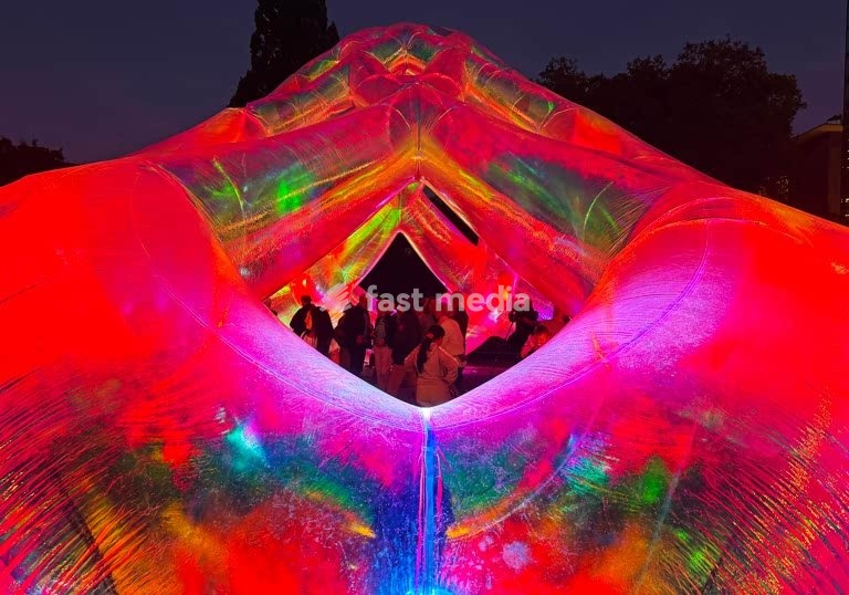 Essen Light Festival, Lichtkunstfestival, Titel Meliora by Atelier Sisu, Burgplatz, Essen, Ruhrgebiet, Nordrhein-Westfalen, Deutschland, Europa
