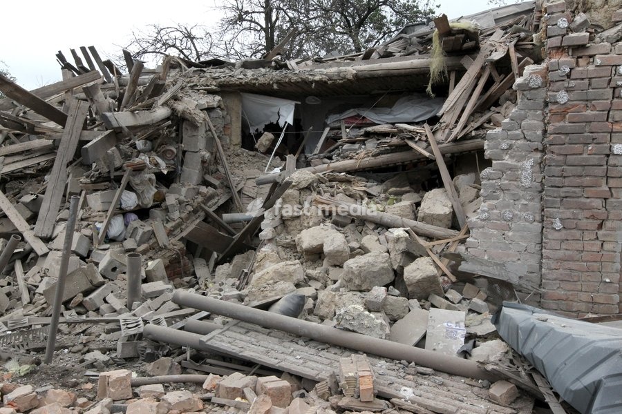 The premises of a house are reduced to rubble by a Russian bombardment in Dnipro, Ukraine, October 19, 2026. On Monday morning, Russian forces launched guided aerial bombs at the eastern city, damaging private homes and infrastructure. An 84-year-old woman was hospitalised in moderate condition
