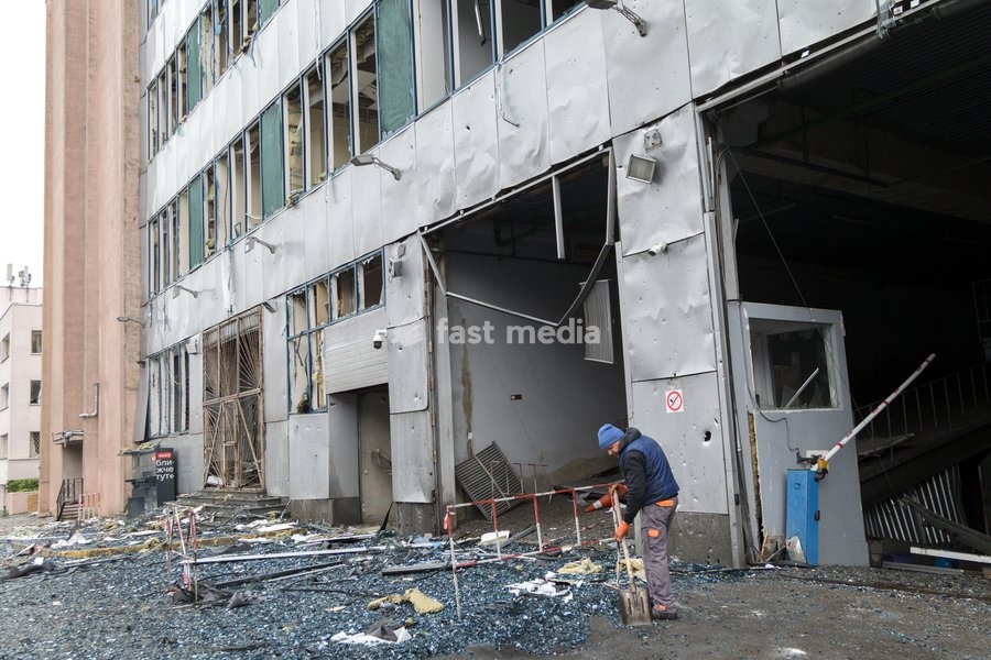 A man shovel away glass shards outside a building in the Solomianskyi district damaged by a Russian attack, Kyiv, Ukraine, October 19, 2026. During the night and morning, Russia launched a massive strike on the capital using ballistic missiles, cruise missiles, and drones. According to Kyiv city…
