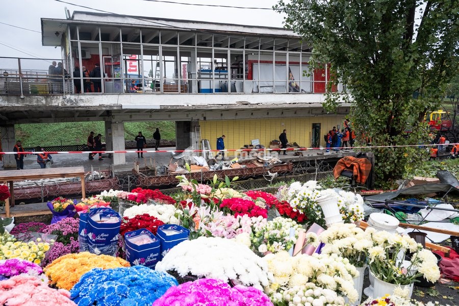 Flowers are on sale near the Chernihivska metro station damaged by a Russian strike, Kyiv, Ukraine, October 19, 2026. During the night and morning, Russia launched a massive strike on the capital with ballistic missiles, cruise missiles, and drones. According to the Kyiv City State Administration…