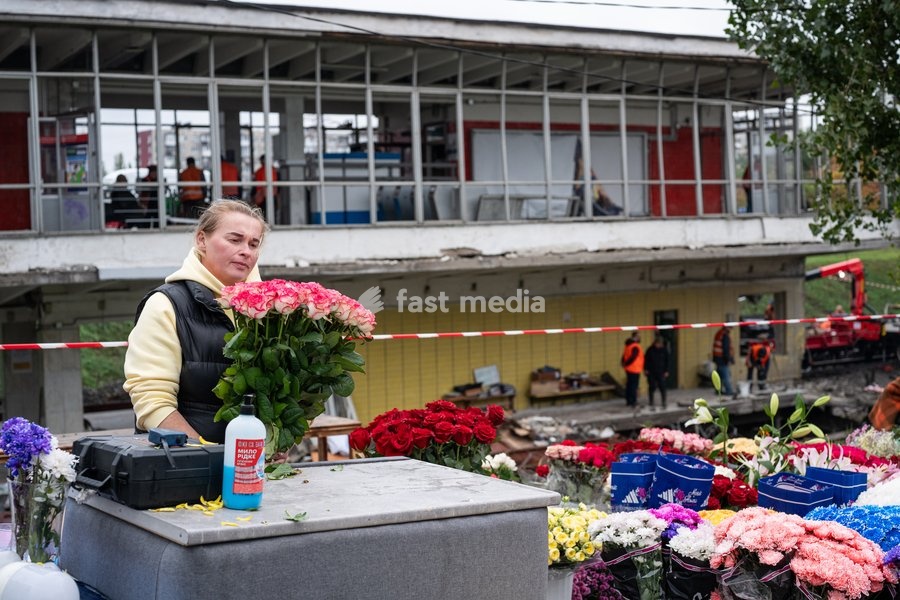 A street vendor sells flowers near the Chernihivska metro station damaged by a Russian strike, Kyiv, Ukraine, October 19, 2026. During the night and morning, Russia launched a massive strike on the capital with ballistic missiles, cruise missiles, and drones. According to the Kyiv City State…