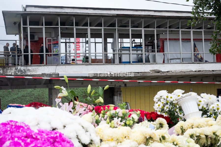 Flowers are on sale near the Chernihivska metro station damaged by a Russian strike, Kyiv, Ukraine, October 19, 2026. During the night and morning, Russia launched a massive strike on the capital with ballistic missiles, cruise missiles, and drones. According to the Kyiv City State Administration…