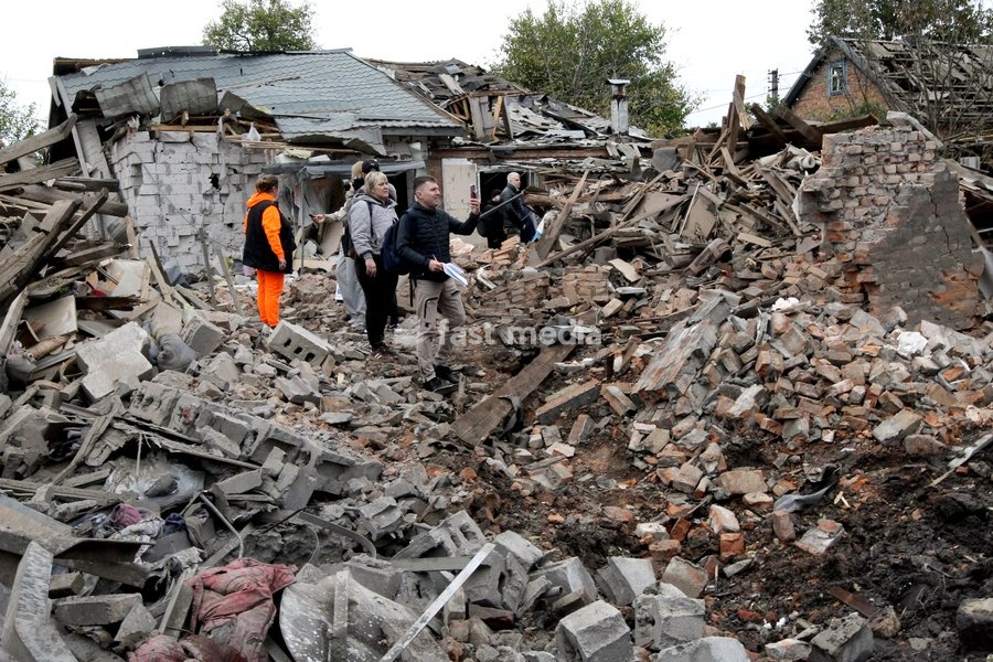 People stand outside a house damaged by a Russian bombardment in Dnipro, Ukraine, October 19, 2026. On Monday morning, Russian forces launched guided aerial bombs at the eastern city, damaging private homes and infrastructure. An 84-year-old woman was hospitalised in moderate condition