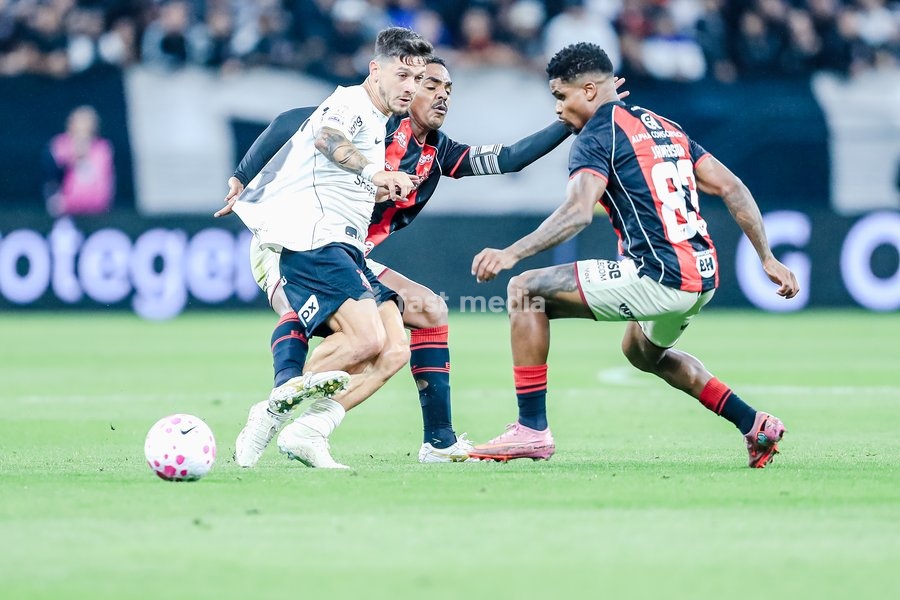 SÃO PAULO (SP), BRAZIL – OCTOBER 19: Corinthians player Rodrigo Garro during a match between Corinthians and Vitória as part of the 2026 Brazilian Championship, at the Neo Química Arena stadium in São Paulo (SP), Brazil, this Monday, October 19, 2026