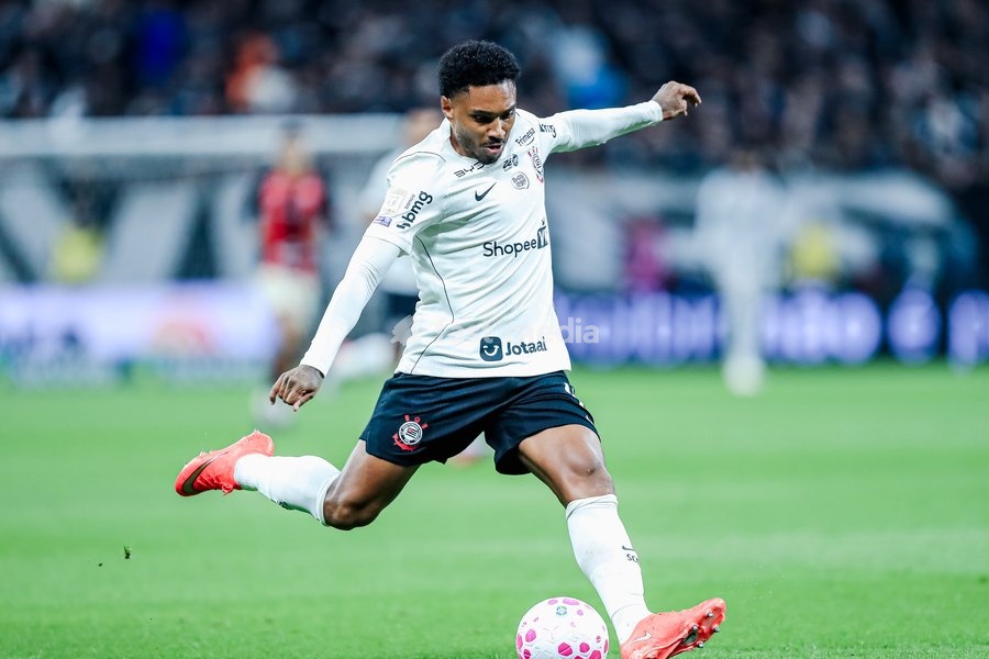SÃO PAULO (SP), BRAZIL – OCTOBER 19: Corinthians player Vitinho during a match between Corinthians and Vitória as part of the 2026 Brazilian Championship, at the Neo Química Arena stadium in São Paulo (SP), Brazil, this Monday, October 19, 2026