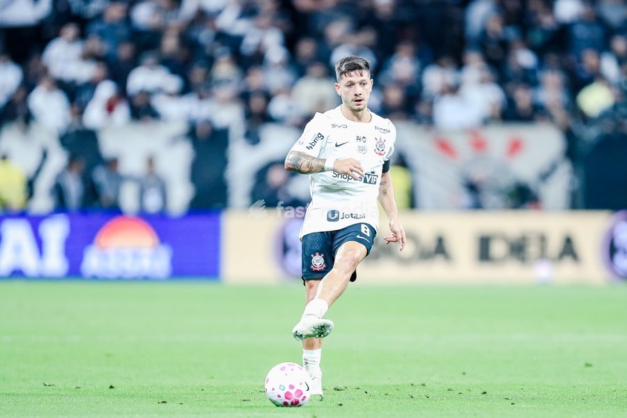 SÃO PAULO (SP), BRAZIL – OCTOBER 19: Corinthians player Rodrigo Garro during a match between Corinthians and Vitória as part of the 2026 Brazilian Championship, at the Neo Química Arena stadium in São Paulo (SP), Brazil, this Monday, October 19, 2026