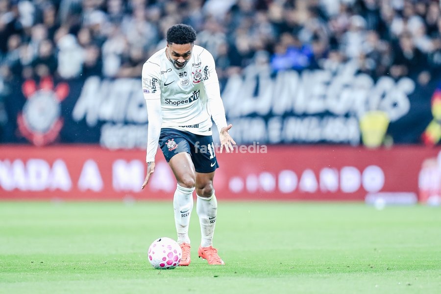 SÃO PAULO (SP), BRAZIL – OCTOBER 19: Corinthians player Vitinho during a match between Corinthians and Vitória as part of the 2026 Brazilian Championship, at the Neo Química Arena stadium in São Paulo (SP), Brazil, this Monday, October 19, 2026