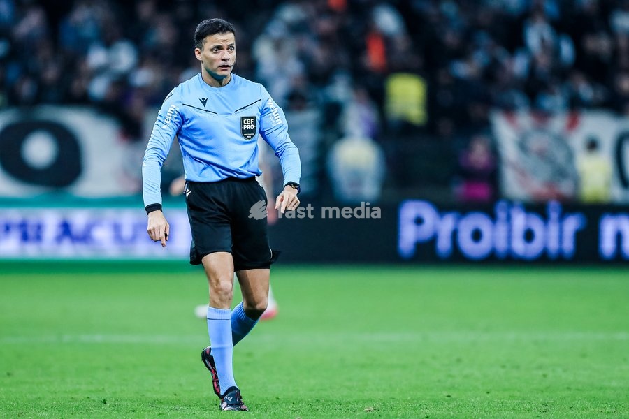 SÃO PAULO (SP), BRAZIL – OCTOBER 19: Referee Savio Pereira Sampaio during a match between Corinthians and Vitória as part of the 2026 Brazilian Championship, at the Neo Química Arena stadium in São Paulo (SP), Brazil, this Monday, October 19, 2026