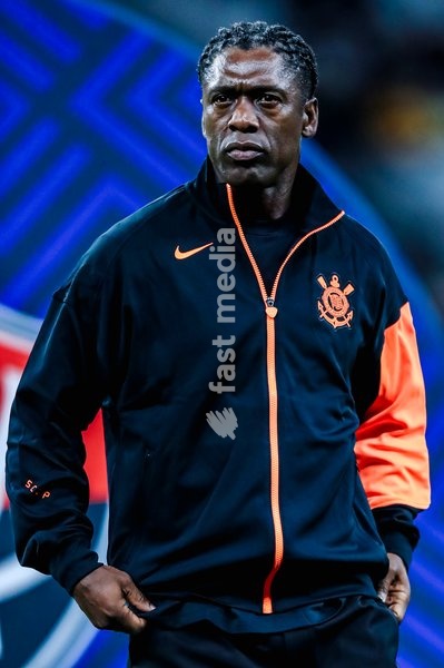 SÃO PAULO (SP), BRAZIL – OCTOBER 19: Clarence Seedorf, Corinthians manager, during the warm-up for the match between Corinthians and Vitória as part of the 2026 Brazilian Championship, at Neo Química Arena in São Paulo (SP), Brazil, this Monday, October 19, 2026