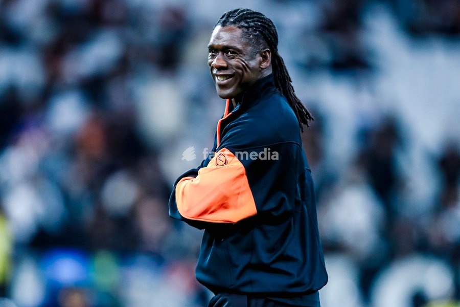 SÃO PAULO (SP), BRAZIL – OCTOBER 19: Clarence Seedorf, Corinthians manager, during the warm-up for the match between Corinthians and Vitória as part of the 2026 Brazilian Championship, at Neo Química Arena in São Paulo (SP), Brazil, this Monday, October 19, 2026