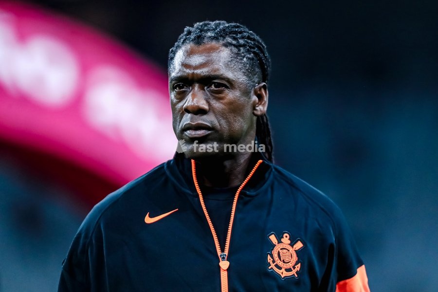 SÃO PAULO (SP), BRAZIL – OCTOBER 19: Clarence Seedorf, Corinthians manager, during the warm-up for the match between Corinthians and Vitória as part of the 2026 Brazilian Championship, at Neo Química Arena in São Paulo (SP), Brazil, this Monday, October 19, 2026