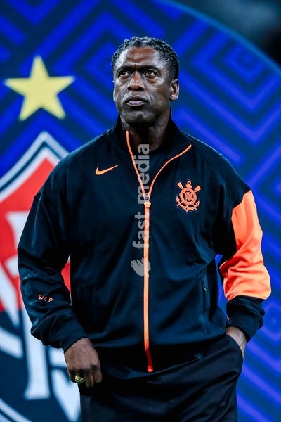 SÃO PAULO (SP), BRAZIL – OCTOBER 19: Clarence Seedorf, Corinthians manager, during the warm-up for the match between Corinthians and Vitória as part of the 2026 Brazilian Championship, at Neo Química Arena in São Paulo (SP), Brazil, this Monday, October 19, 2026