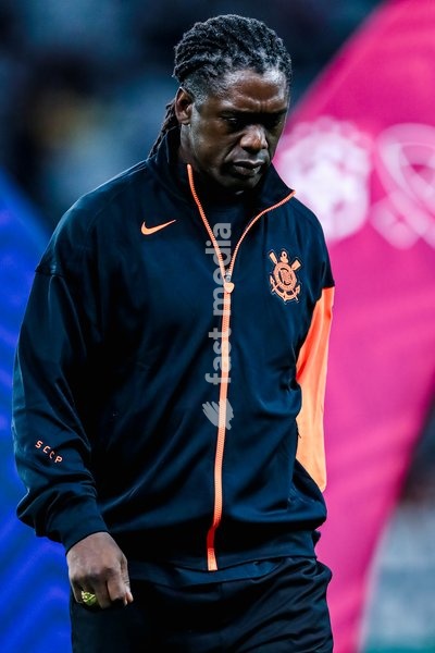 SÃO PAULO (SP), BRAZIL – OCTOBER 19: Clarence Seedorf, Corinthians manager, during the warm-up for the match between Corinthians and Vitória as part of the 2026 Brazilian Championship, at Neo Química Arena in São Paulo (SP), Brazil, this Monday, October 19, 2026