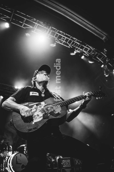 Stephen Wilson Jr. performing live at O2 Academy Glasgow. The alternative country singer-songwriter brought his 'Gary The Torch Tour' to the renowned venue. Known for his compelling musicianship, raw vocals, and deeply personal storytelling, Wilson Jr. delivered a captivating headline set blending…