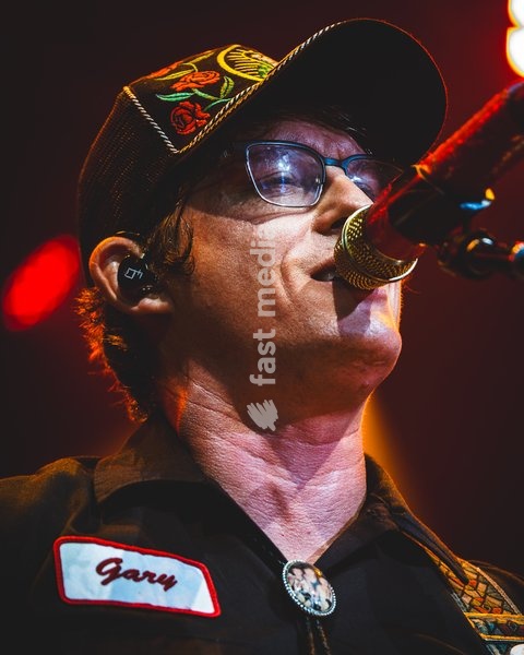 Stephen Wilson Jr. performing live at O2 Academy Glasgow. The alternative country singer-songwriter brought his 'Gary The Torch Tour' to the renowned venue. Known for his compelling musicianship, raw vocals, and deeply personal storytelling, Wilson Jr. delivered a captivating headline set blending…