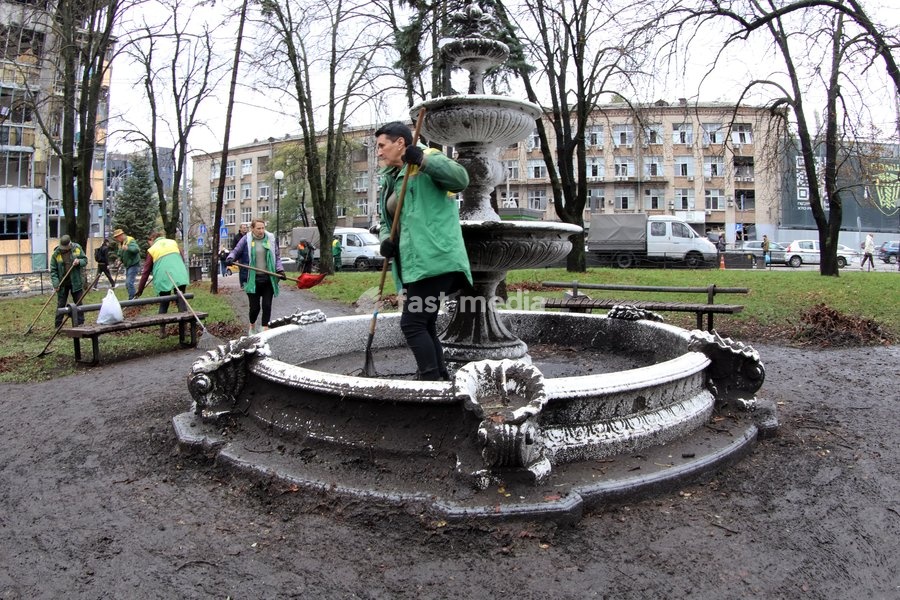 Municipal workers clean a park in the Solomianskyi district after a Russian attack in Kyiv, Ukraine, on October 19, 2026. During the night and morning, Russia launched a massive strike on the capital using ballistic missiles, cruise missiles, and drones. According to Kyiv city head Vitali…