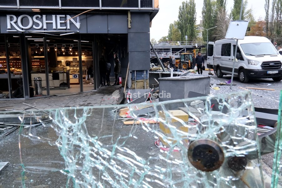 A confectionery shop in the Solomianskyi district is damaged by a Russian attack, Kyiv, Ukraine, October 19, 2026. During the night and morning, Russia launched a massive strike on the capital using ballistic missiles, cruise missiles, and drones. According to Kyiv city head Vitali Klitschko, five…