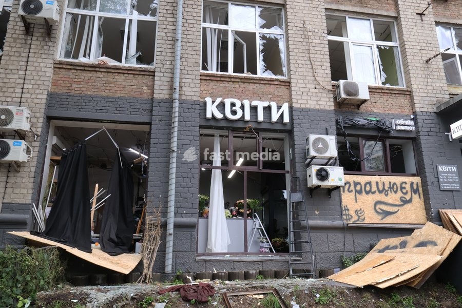 A flower shop operates in the Solomianskyi district despite a Russian attack on Kyiv, Ukraine, on October 19, 2026. During the night and morning, Russia launched a massive strike on the capital using ballistic missiles, cruise missiles, and drones. According to Kyiv city head Vitali Klitschko, five…