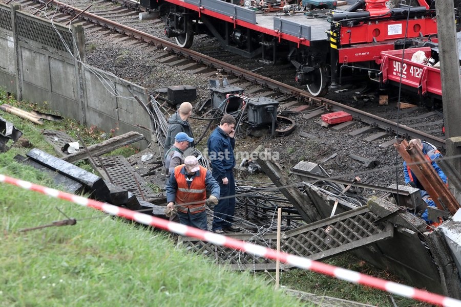 Repair workers restore cable networks near the Chernihivska metro station damaged by a Russian strike in Kyiv, Ukraine, on October 19, 2026. During the night and morning, Russia launched a strike on the capital with ballistic missiles, cruise missiles, and drones. According to the Kyiv City State…