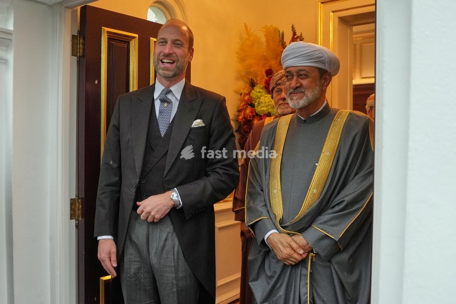Britain's Prince William welcomes the Sultan of Oman, Sultan Haitham bin Tarik, at the Sultan's residence in London, Tuesday, Oct. 20, 2026.(AP Photo/Kin Cheung, Pool)