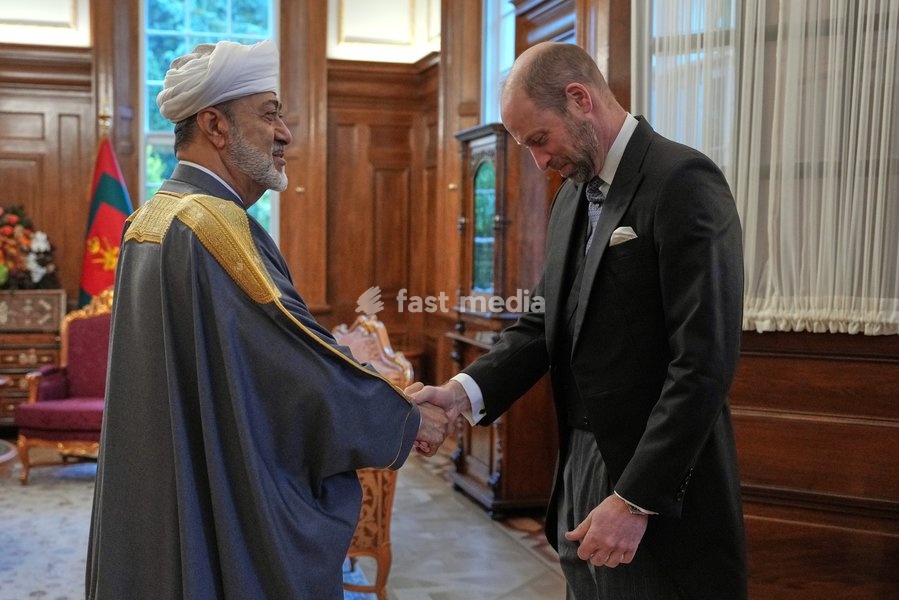 Britain's Prince William welcomes the Sultan of Oman, Sultan Haitham bin Tarik, at the Sultan's residence in London, Tuesday, Oct. 20, 2026.(AP Photo/Kin Cheung, Pool)