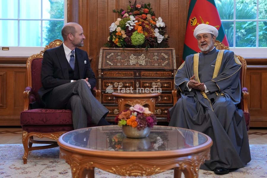 Britain's Prince William welcomes the Sultan of Oman, Sultan Haitham bin Tarik, at the Sultan's residence in London, Tuesday, Oct. 20, 2026.(AP Photo/Kin Cheung, Pool)