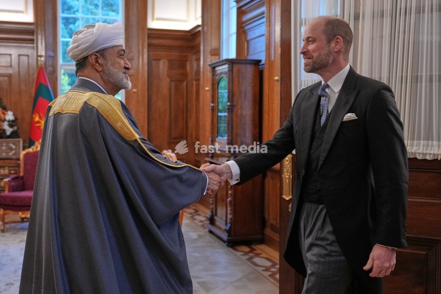 Britain's Prince William welcomes the Sultan of Oman, Sultan Haitham bin Tarik, at the Sultan's residence in London, Tuesday, Oct. 20, 2026.(AP Photo/Kin Cheung, Pool)