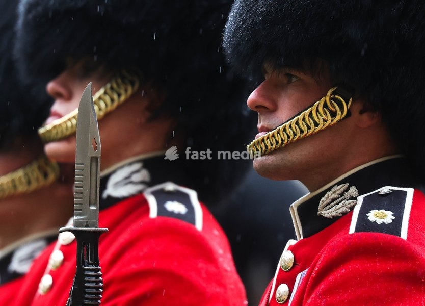 20/10/2026. Windsor, UK. IA Guard of Honour gave a Royal Salute and the regimental band played the Omani and British National Anthems. The Sultan Accompanied by the King then inspected the Guard of Honour before rejoining The Queen, The Prince and Princess of Wales to view the military rank and…