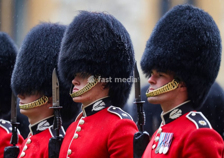 20/10/2026. Windsor, UK. IA Guard of Honour gave a Royal Salute and the regimental band played the Omani and British National Anthems. The Sultan Accompanied by the King then inspected the Guard of Honour before rejoining The Queen, The Prince and Princess of Wales to view the military rank and…