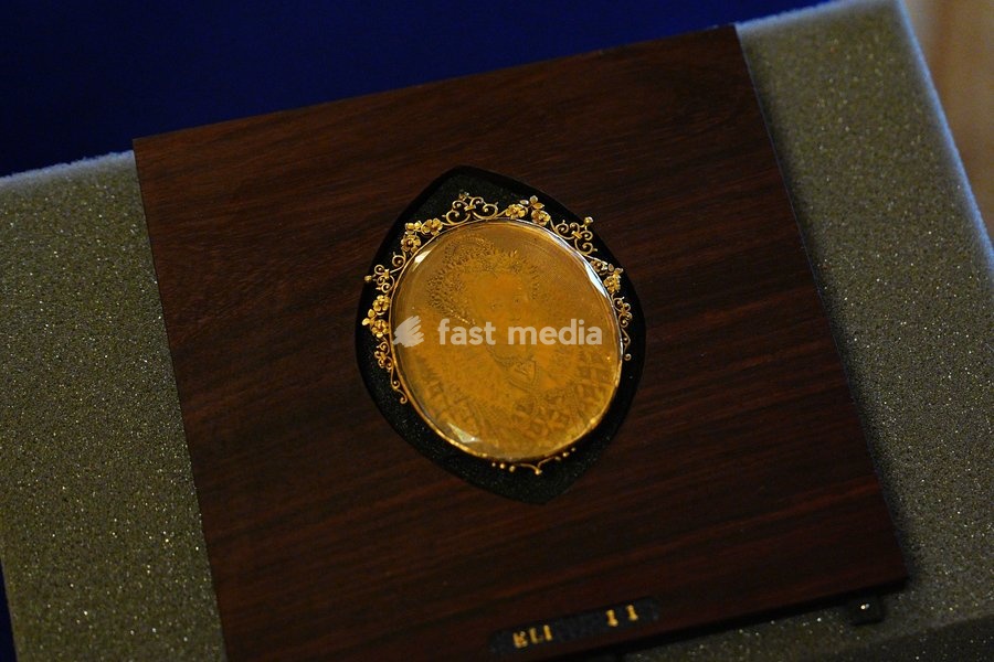 A Simon van de Passe (d.1647), gold portrait medallion of Elizabeth I in her ‘Armada dress’, c.1616, presented to Queen Elizabeth II by Sultan Qaboos bin Sa'id during his 1982 State Visit to the UK, which was one of the items on display from the Royal Collection in the Green Drawing Room at Windsor…