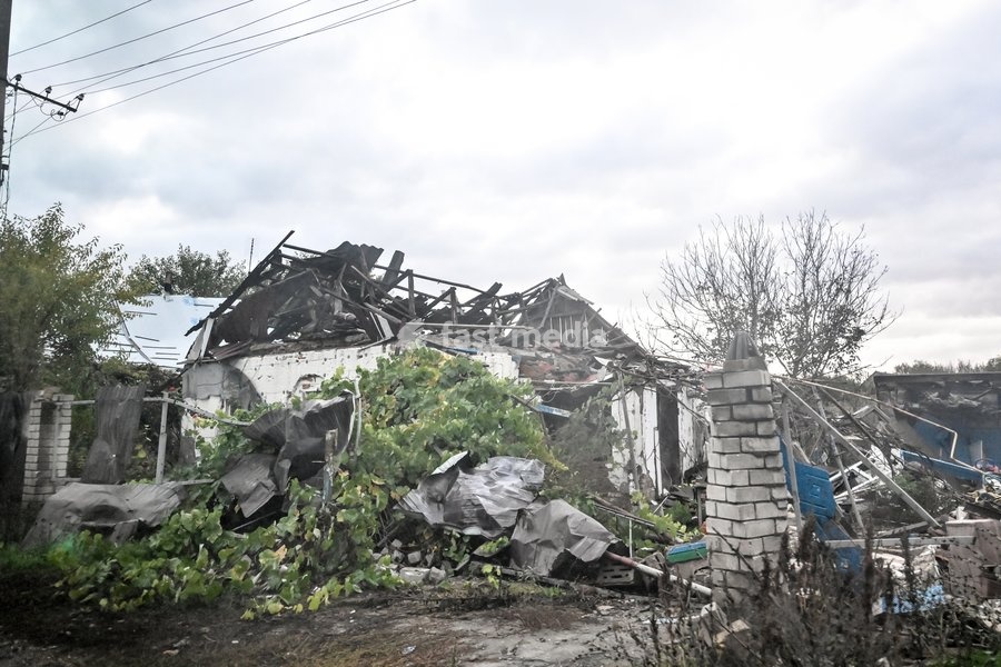 A house destroyed by Russian bombardments lies in ruins in the settlement of Komyshuvakha, Zaporizhzhia region, Ukraine, October 19, 2026