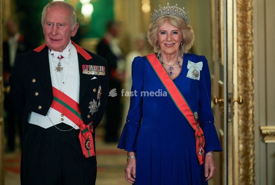 Britain's King Charles and Queen Camilla pose for a photograph before a State Banquet at Windsor Castle during the Oman's Sultan Haitham bin Tariq state visit to Britain, in Windsor, Britain, October 20, 2026. REUTERS/Isabel