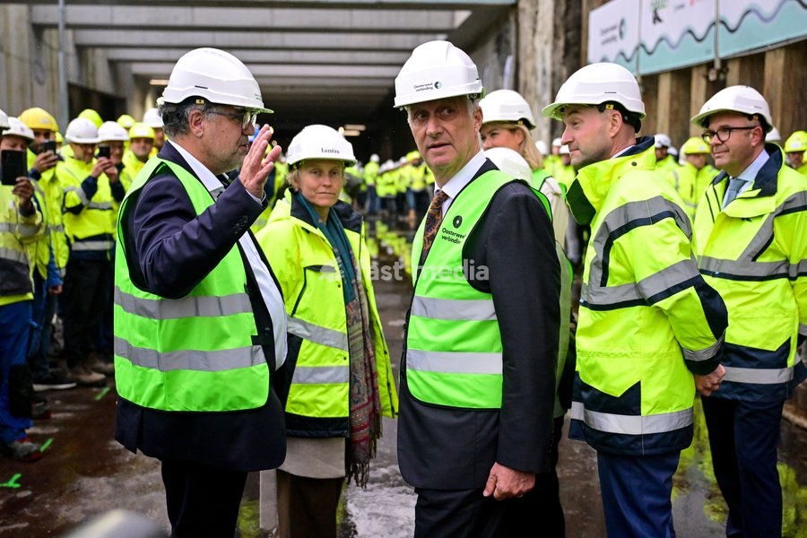 King Philippe - Filip of Belgium; acting Antwerp mayor Els Van Doesburg; Flemish Minister Annick De Ridder; Antwerp province governor Cathy Berx and Antwerp alderman Koen Kennis pictured during a royal visit to the Oosterweel construction site on Wednesday 21 October 2026 in Antwerp. The…