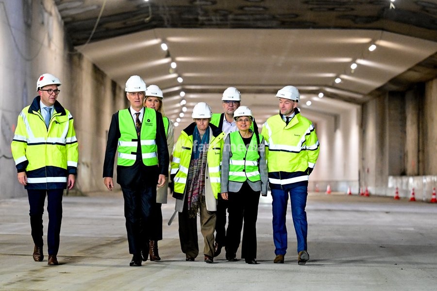 King Philippe - Filip of Belgium; acting Antwerp mayor Els Van Doesburg; Flemish Minister Annick De Ridder; Antwerp province governor Cathy Berx and Antwerp alderman Koen Kennis pictured during a royal visit to the Oosterweel construction site on Wednesday 21 October 2026 in Antwerp. The…