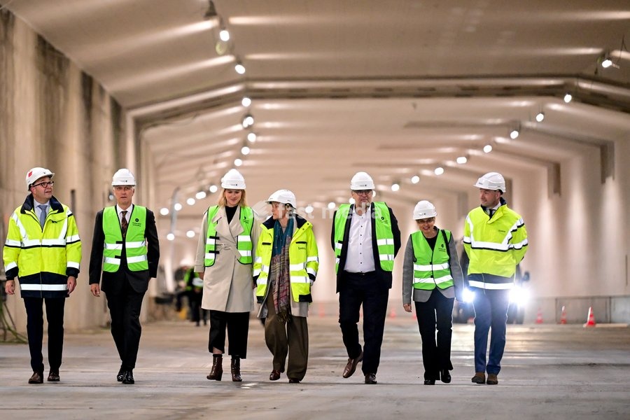King Philippe - Filip of Belgium; acting Antwerp mayor Els Van Doesburg; Flemish Minister Annick De Ridder; Antwerp province governor Cathy Berx and Antwerp alderman Koen Kennis pictured during a royal visit to the Oosterweel construction site on Wednesday 21 October 2026 in Antwerp. The…